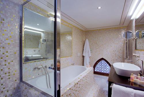 帕拉佐斯特恩酒店的一间浴室