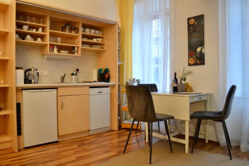 维也纳City-Maisonette的一间厨房,里面配有桌子和两把椅子