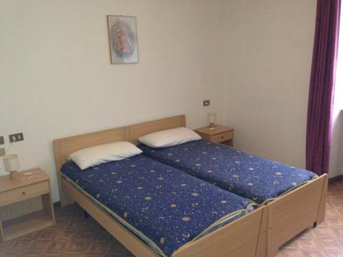 卡韦达戈Villa dei Fiori的一间卧室配有一张带两个床头柜的床和一张四柱床。