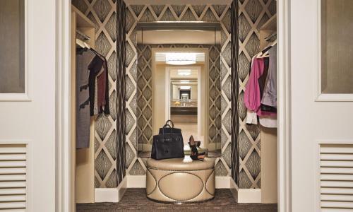 拉斯维加斯拉斯维加斯四季酒店的步入式衣柜,配有圆桌和镜子