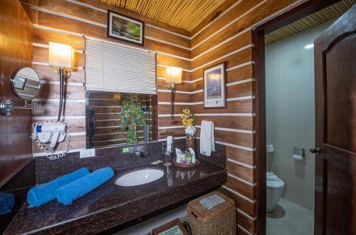 沙璜达卢恩海滩及避暑山庄度假酒店的一间带水槽和卫生间的浴室