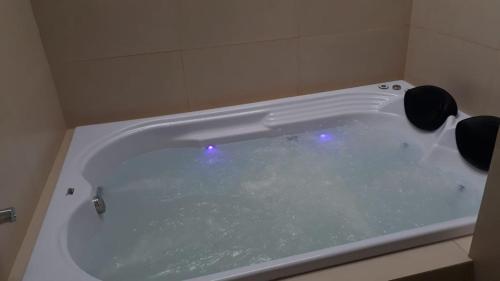 蒙特韦尔迪Chalé Caminho da Fonte的浴室内配有浴缸及两个扬声器