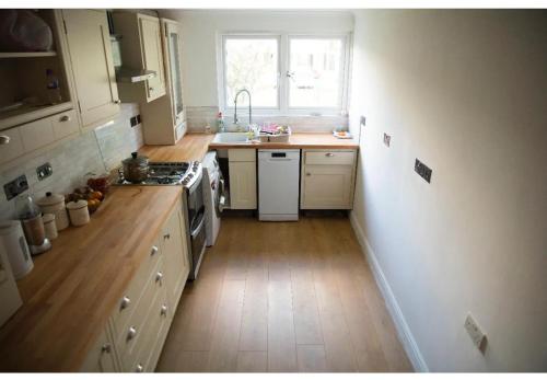 萨顿Double bedroom in ashared flat的厨房配有水槽和炉灶 顶部烤箱
