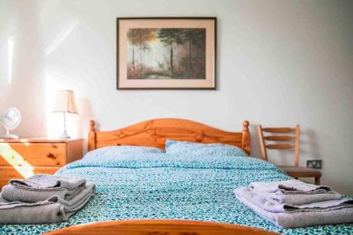 萨顿Double bedroom in ashared flat的一间卧室配有一张床,上面有两条毛巾