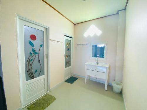 格兰岛Kohlarn Resort的一间带水槽和镜子的浴室