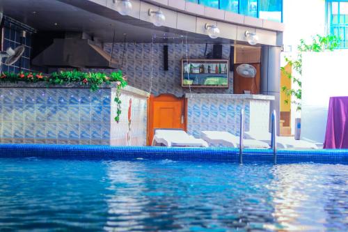 杜阿拉德加勒王子酒店的大楼前的蓝色海水游泳池