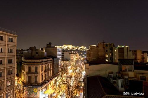 雅典塞西尔酒店的夜晚带灯光的城市景观