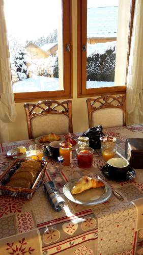 Saint-PancraceChambre d'hôtes - La Maurillonnette的一张桌子,上面有餐桌布,上面有食物