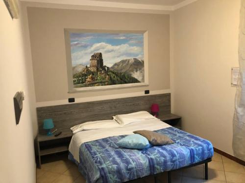 阿维利亚纳伊尔加托和拉沃尔普酒店的一间卧室配有一张壁画床