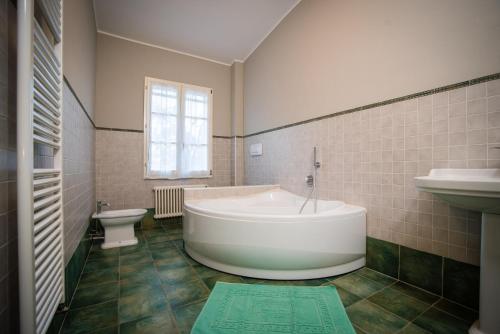 伊莫拉Villa-Alta的带浴缸、盥洗盆和卫生间的浴室