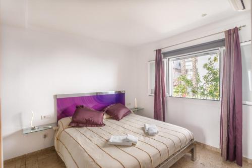 坎皮卡福特Chalet Can Parragó的一间卧室设有一张大床和一个窗户。