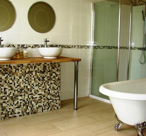 布雷伍德The Clock House的浴室配有2个盥洗盆、淋浴和浴缸。