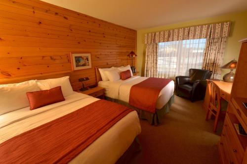 新里士满弗朗西斯酒店的酒店客房,配有两张床和椅子