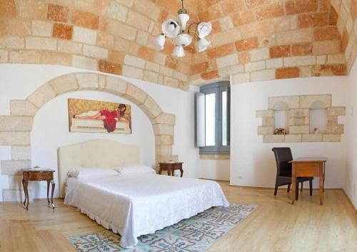 莫诺波利Don Pedro di Toledo的卧室配有白色的床和砖墙