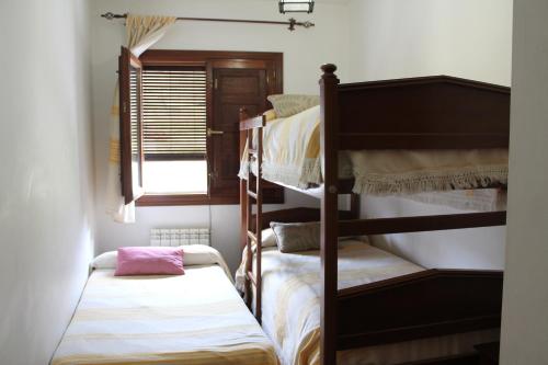 卡皮雷拉Apartamento Rurales Rosendo: La Zajareña的带窗户的客房内的两张双层床