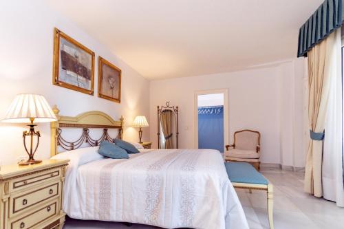 多列毛利诺斯Castillo San Luis的一间卧室配有一张床、梳妆台和椅子