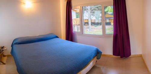 圣马丁德洛斯Rukalhue的一间卧室设有蓝色的床和窗户。