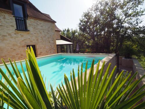 MarnacMagnifique Villa de prestige, piscine chauffée的房屋前的游泳池