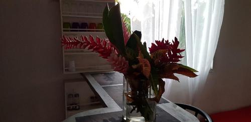 拉芒坦SaS NEMO的花瓶,花朵红色,坐在桌子上