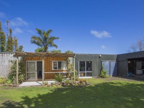 KaihuKai Iwi Lakes Resort的一座带围栏和院子的小房子