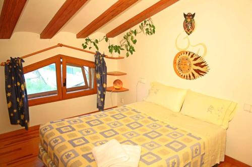 奥尔塔-德圣胡安Casa Toni的一间卧室设有一张床和一个窗口