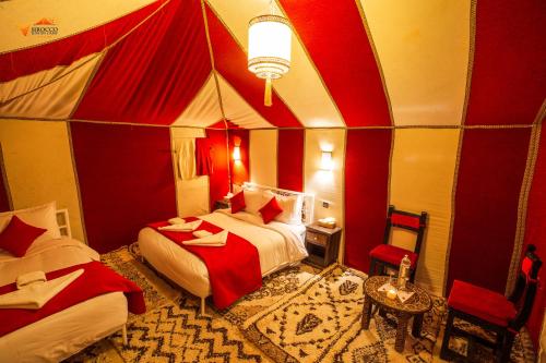 梅尔祖卡希洛可豪华帐篷的马戏团帐篷内带两张床的房间