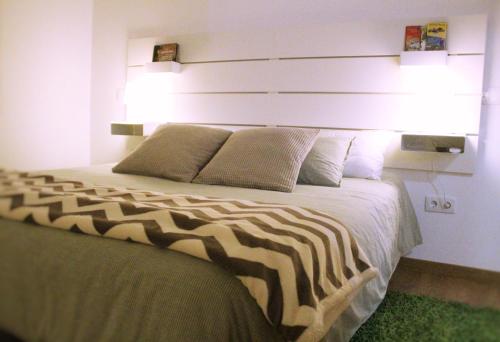 辛特拉Sintra Cozy Suite的一间卧室配有一张大床和床头板