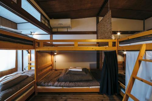 冈山鸟居-库谷鲁酒店的一间卧室配有两张双层床。