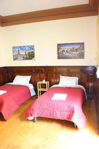 阿雷基帕Holidays Hostel Arequipa的两张睡床彼此相邻,位于一个房间里