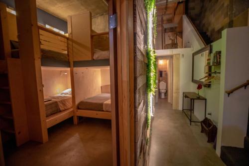 圣地亚哥PodShare San Diego的带两张双层床的客房和走廊