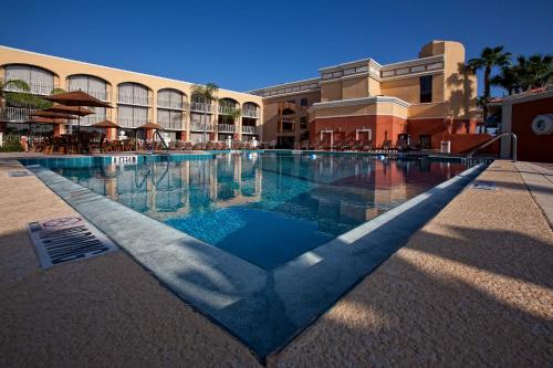 韦斯特盖特大厦度假酒店内部或周边的泳池