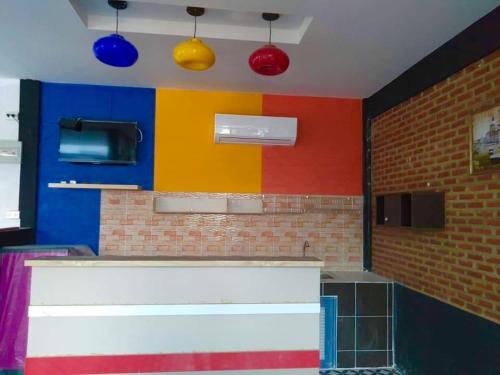 拉差汶里Bangkado Resort的色彩鲜艳的厨房,拥有色彩缤纷的墙壁和灯光