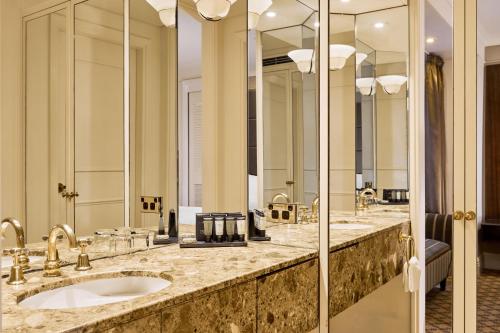 墨尔本墨尔本斯坦福广场酒店的浴室设有2个水槽和2面镜子