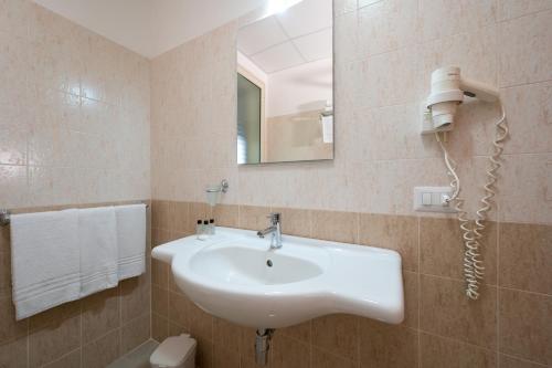 莫塔·圣塔纳斯塔西亚瓦莱德优利维酒店的一间带水槽和镜子的浴室