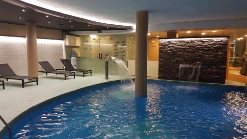 坎普罗东格列沃水疗酒店的一个带喷泉的游泳池