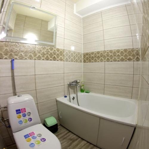 克洛佩夫尼茨基Шевченко двор的浴室配有卫生间、浴缸和水槽。