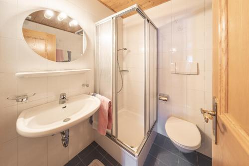 圣洛伦佐-迪塞巴托App. Promberger的一间带水槽、淋浴和卫生间的浴室