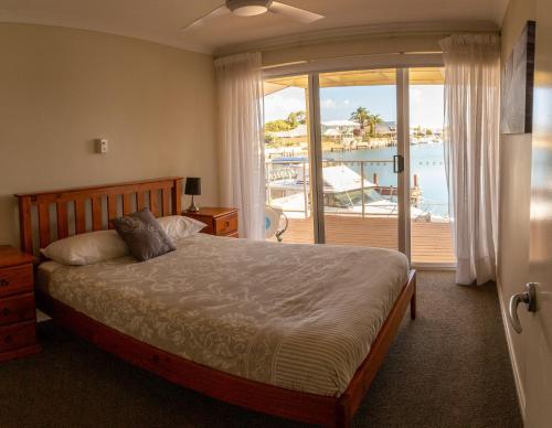 曼哲拉运河梦度假屋的一间卧室设有一张床,享有海景
