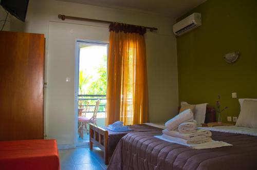萨尔蒂Hotel Barracuda的一间卧室设有两张床和一个带毛巾的窗户。