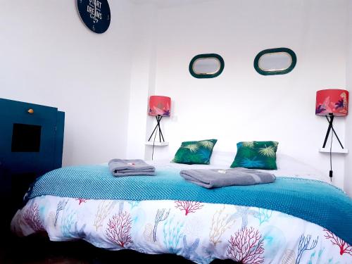 欧村La Belle Aultoise, 4 chambres, WIFI, Vue mer, Baie de Somme的一间卧室配有带毛巾的床