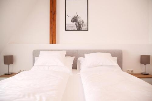 滨湖波德斯多夫Haus56的一张小牛的照片,房间里两张床铺