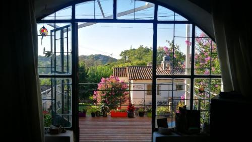 里奥塞瓦约斯Habitación en Casa Las Dos Nenas的从鲜花庭院的窗户欣赏美景