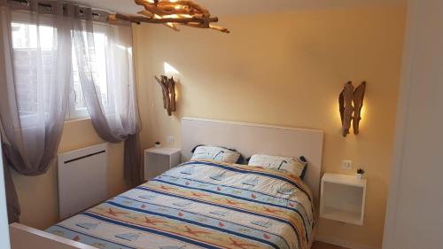 萨莱Maisonnette bois flottés的一间小卧室,配有床和窗户