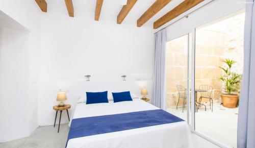 马纳科尔Sa Granada的一间卧室设有一张床和一个大窗户