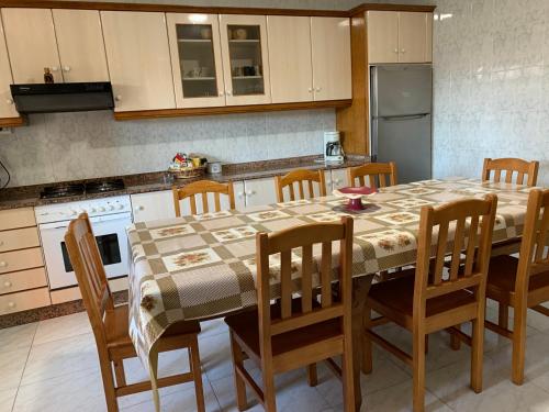 欧特斯Casa Madrileños的厨房配有桌椅和冰箱。