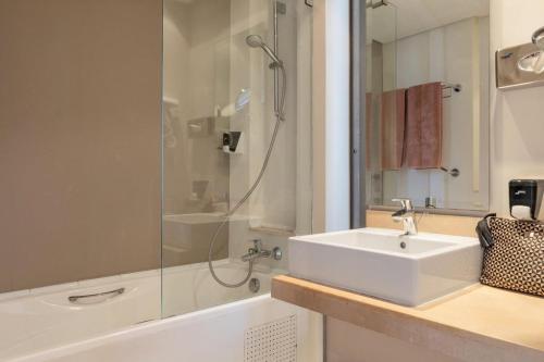 米多恩Club Palm Azur Families and Couples的白色的浴室设有水槽和淋浴。