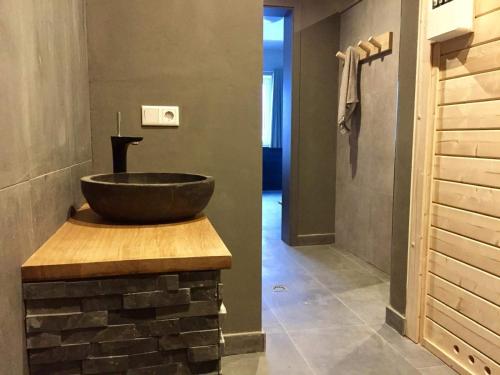 温特贝格Villa Silberberg的砖墙上带碗水槽的浴室