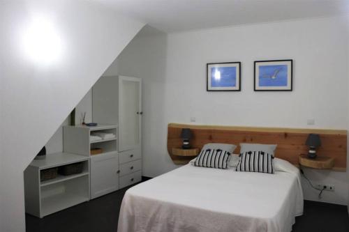 ArcosAdega do Xelica - Holiday Cottage的卧室配有白色的床和白色橱柜。