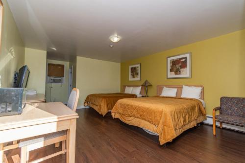 尼亚加拉瀑布A1汽车旅馆的酒店客房配有两张床和一张书桌