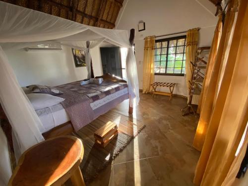 埃尔扎伊诺Quetzal Dorado Eco-Lodge的一间卧室,卧室里配有一张带天蓬的床